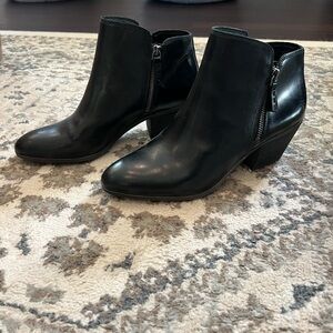 NWOT Frye booties